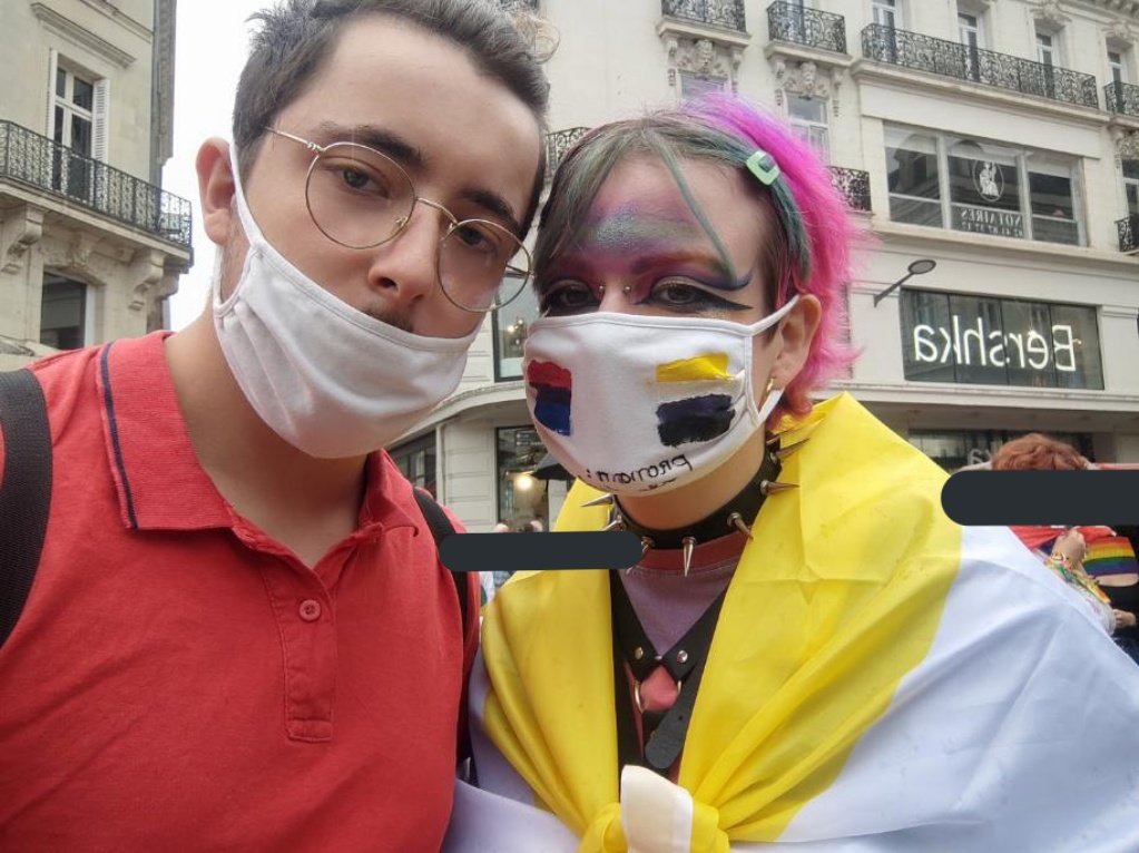 Mel_cyamemazine's tweet photo. #Pride2021 #prideAngers #prideAngers2021

(Les bandes noires sont pour cacher les visages, je ne veux pas qu'on puisse voir le visage de personne qui ne sont peut-être pas out) https://t.co/hFbg62TtXg