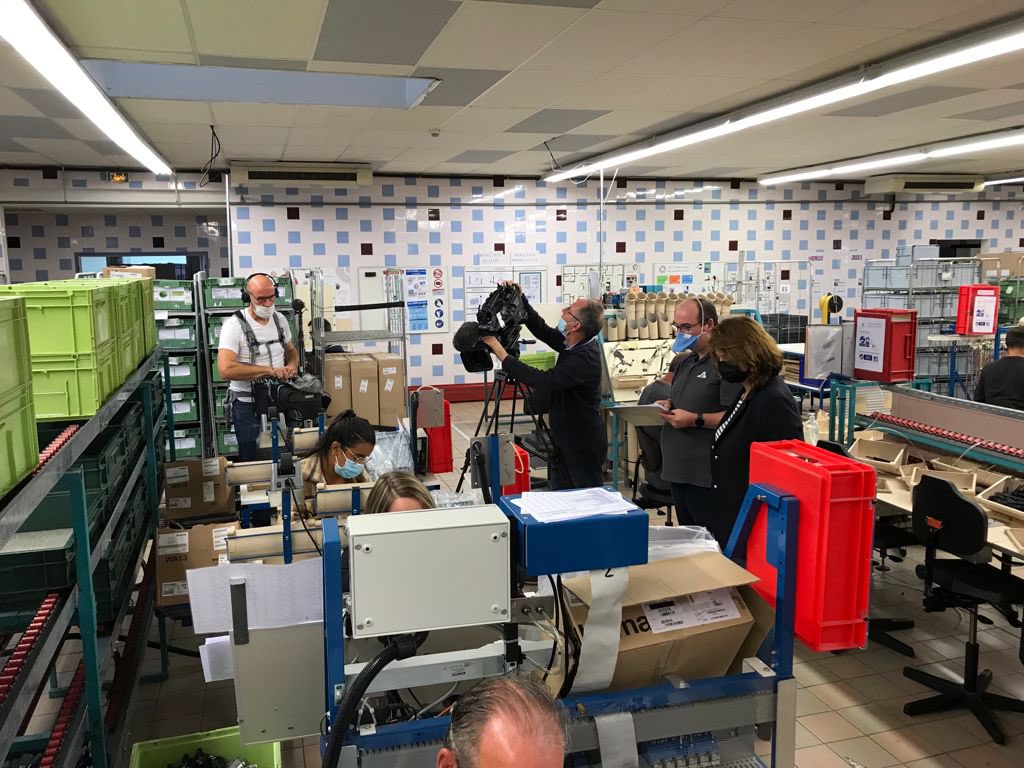 Fondation_AMIPI's tweet photo. 🗣#ce_soir ! Les 🏭#apprenantes et #inclusives de la @Fondation_AMIPI à l’honneur dans le 19/20 de @France3tv. En fil conducteur ➡️ le 📖 du Pr @JmOughourlian : le travail qui guérit l’individu, l’entreprise, la société. 📽de @HeleneHug #RSE https://t.co/oKC1mdmB2w