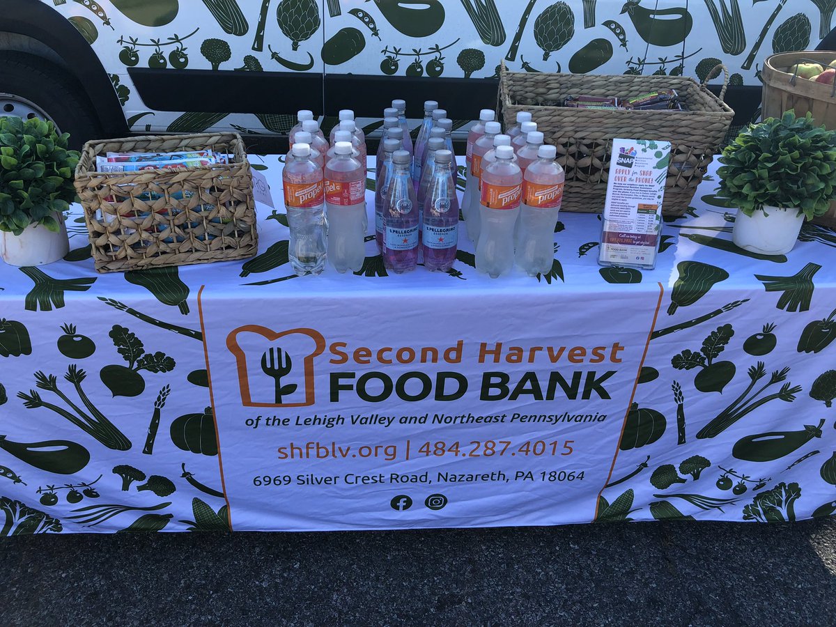 NEMScommunity's tweet photo. Many, many thanks to @SHFBLV for bringing the mobile van to the #NorthsideNetwork Fall Clean-Up! Families, Second Harvest Food Bank is here to serve YOU! Visit their website or tweet @ them to learn more about the great work they are doing in our community. #NorthsidePartners https://t.co/QDAJ1rzEl6