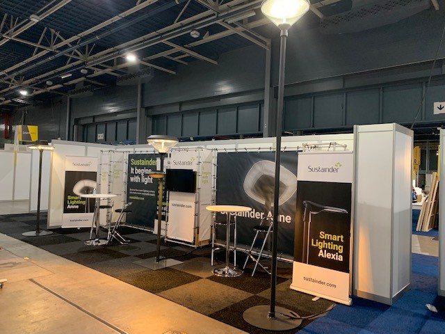 Armatür ailemizin en yeni üyesi Aspira'nın tanıtımını gururla sunuyoruz.
Sustainder, yeni nesil gelişmiş LED aydınlatma ve armatürlerini; gelecek vizyonundan, modüler konseptinden faydalanarak ve açık mimarisini geliştirerek üretiyor. Şehirleri geleceğe hazır hale getiriyoruz.