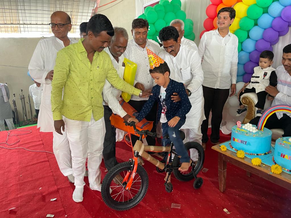 RatnakarGutte1's tweet photo. गंगाखेड कृषी उत्पन्न बाजार समितीचे सभापती तथा शिवसेनेचे जेष्ठ नेते श्री बाळासाहेब निरस पाटील यांचे नातू चि.शौर्य व चि.धैर्य यांच्या वाढदिवसानिमित्त आयोजित कार्यक्रमास उपस्थित राहून चिमुकल्यांना शुभ आशीर्वाद दिले.

#MahadevJankarR
#RSP4Maharashtra
#werparbhanikars https://t.co/ciZRSpX7Zs