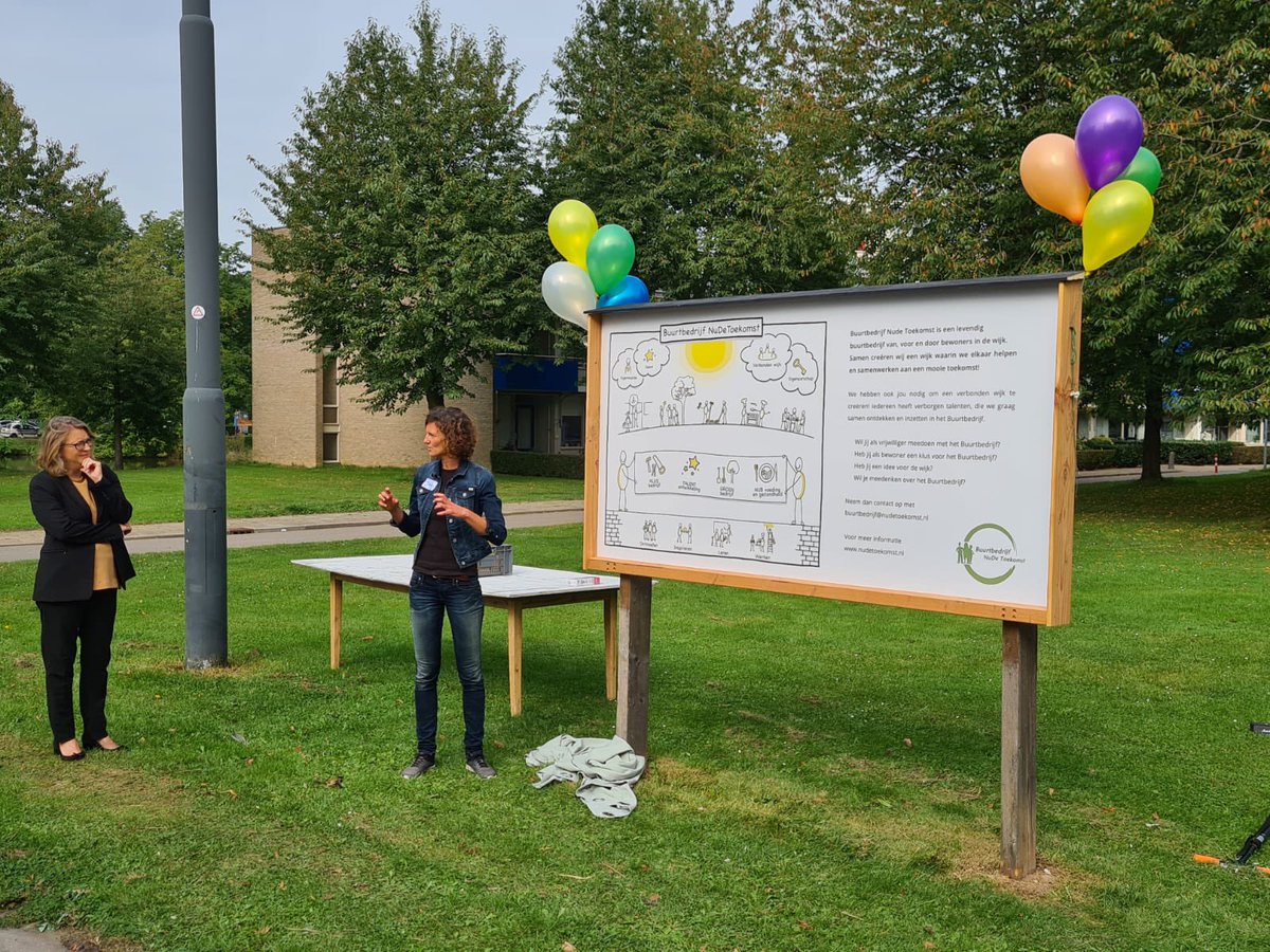 Vandaag bord onthuld in de Nude van het bewonersbedrijf. Mooi initiatief: bewoners die samen werken in de buurt, van groenbeheer tot klussen bij @HurenWageningen. Zo zorgen we dat investeringen in de wijk ook iets extra’s opleveren voor bewoners.