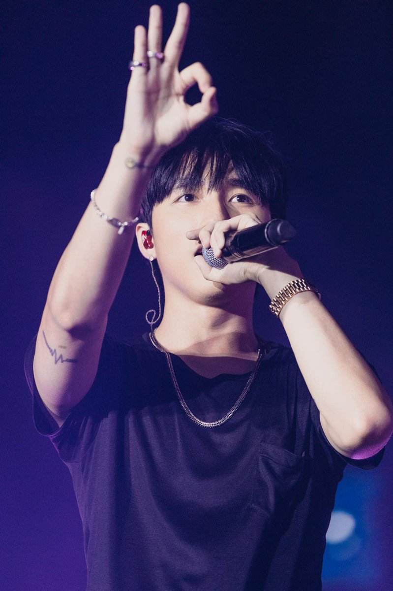 sky_confession's tweet photo. Sếp Mèo chỉ đạo thêm hashtag của fandom =)) ok sếp

OFFICIAL SKY'S HASHTAG 
@sontungmtp777
#SonTungMTP
#SKYMTP https://t.co/8HU29jeeC7