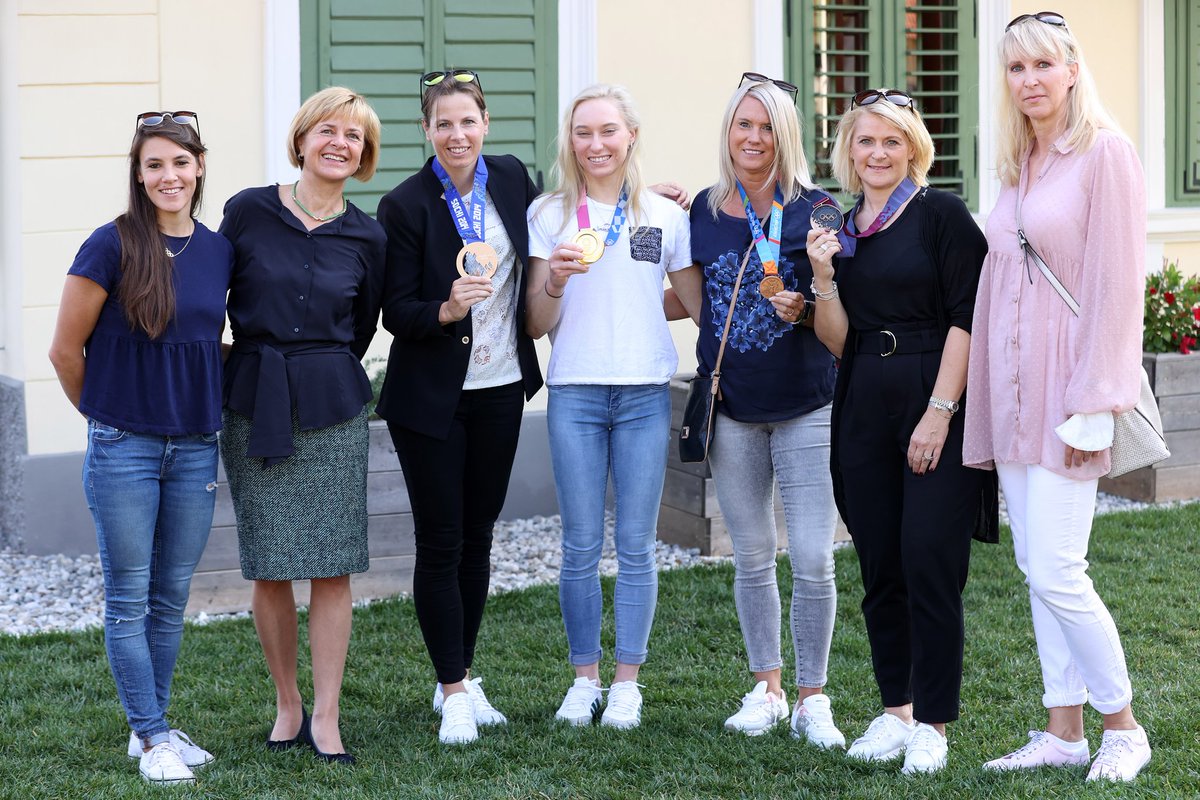 Pri Ruski dači se je odvil poseben dogodek, Poklon slovenskim olimpijkam. 

#teamslovenia <a href="/rzs_si/">Rokometna zveza SLO</a> <a href="/SLOSkiJumping/">SLO Ski Jumping</a> <a href="/slo_atletika/">Atletska zveza Slovenije</a> <a href="/planinskazveza/">Planinska zveza SI</a>