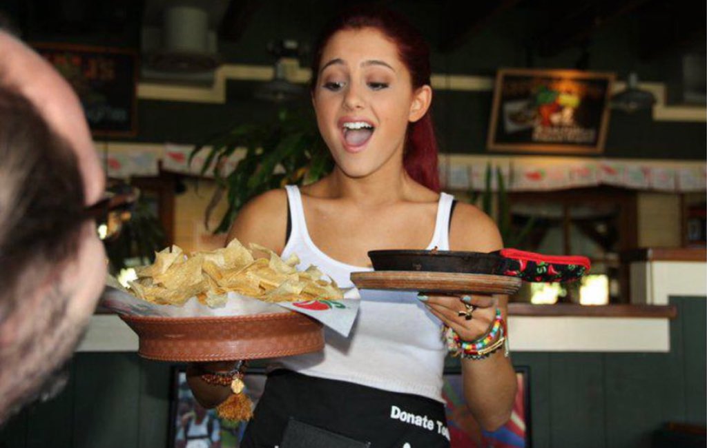 AGUPDATEARG's tweet photo. 🔙| Ariana grande en Chili's hace 11 años https://t.co/ncTWjjZ09d