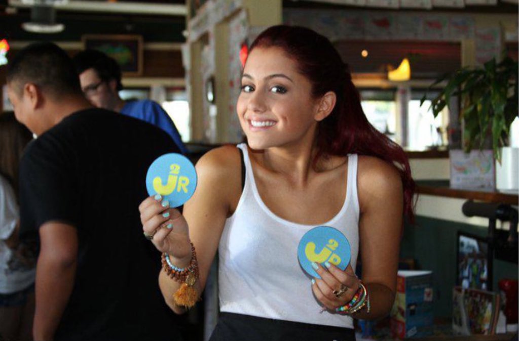 AGUPDATEARG's tweet photo. 🔙| Ariana grande en Chili's hace 11 años https://t.co/ncTWjjZ09d