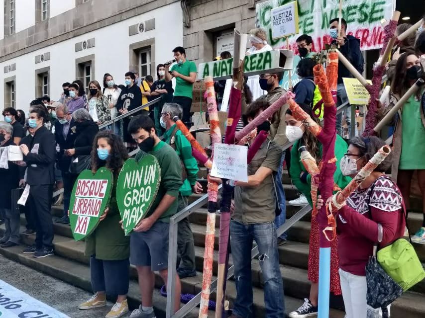 AbrirFenda's tweet photo. Onte nas rúas da Coruña, Compostela e Vigo 🌍. "O pasado 17 de xuño presentouse un litixio contra o Goberno do Estado e o Plan Nacional Integrado de Enerxía e Clima para exixirlle que cumpra os compromisos internacionais adquiridos e asuma a súa responsabilidade". #XuizoPoloClima https://t.co/vVp1iZ9xnK