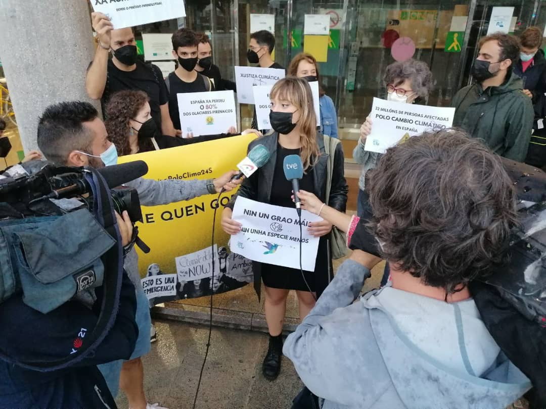 AbrirFenda's tweet photo. Onte nas rúas da Coruña, Compostela e Vigo 🌍. "O pasado 17 de xuño presentouse un litixio contra o Goberno do Estado e o Plan Nacional Integrado de Enerxía e Clima para exixirlle que cumpra os compromisos internacionais adquiridos e asuma a súa responsabilidade". #XuizoPoloClima https://t.co/vVp1iZ9xnK