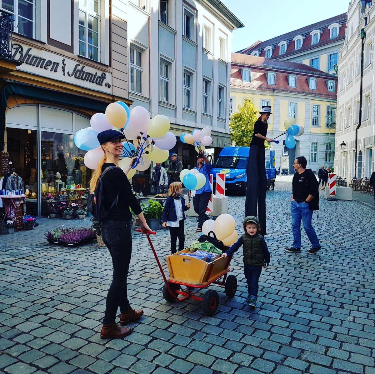 TheaterAnsbach's tweet image. #hochhinaus auf #stelzen und mit #Luftballon
 🎈🎈🎈
Bei schönstem Wetter waren wir heute in der #innenstadt unterwegs und haben unser neues #Programm verteilt.
.
.
#spielzeit2122 #wirsindswieder #theateransbach #ansbach #walkingact #altstadt