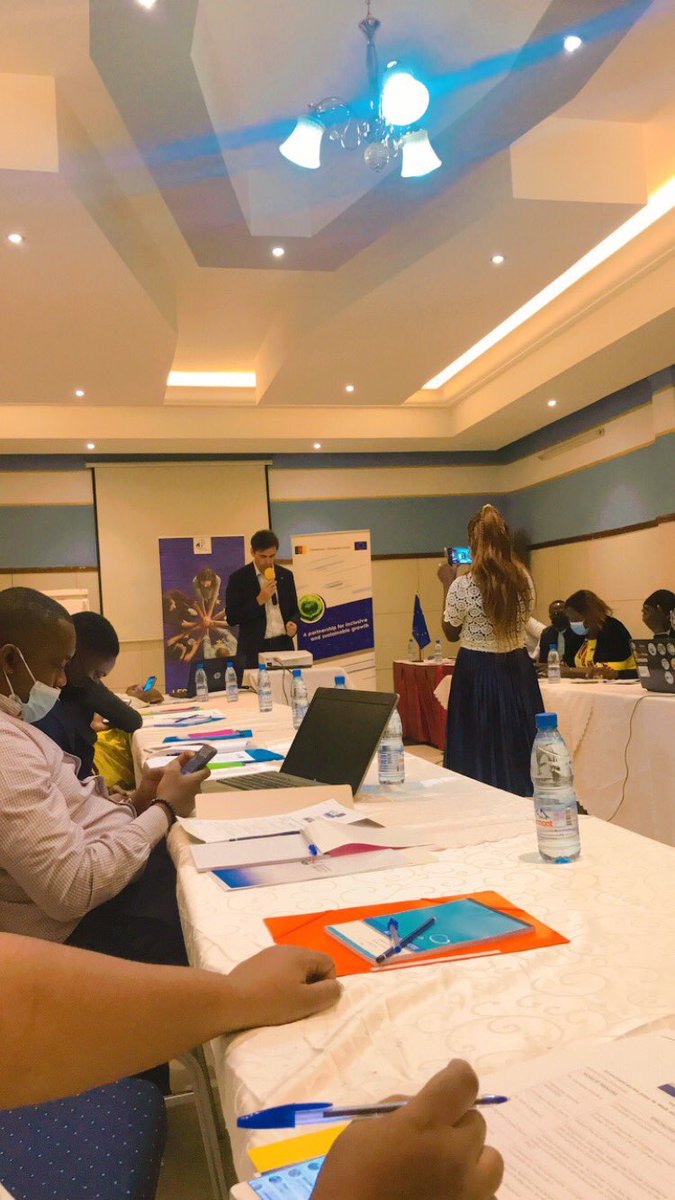 alida_eboo's tweet photo. Quand t’assiste à un atelier d’écriture web pour blogueurs à Yaoundé grâce à l’union européenne et que leur compte officiel te follow...😊 #UEmeetsABC https://t.co/u9ghkJsuUf