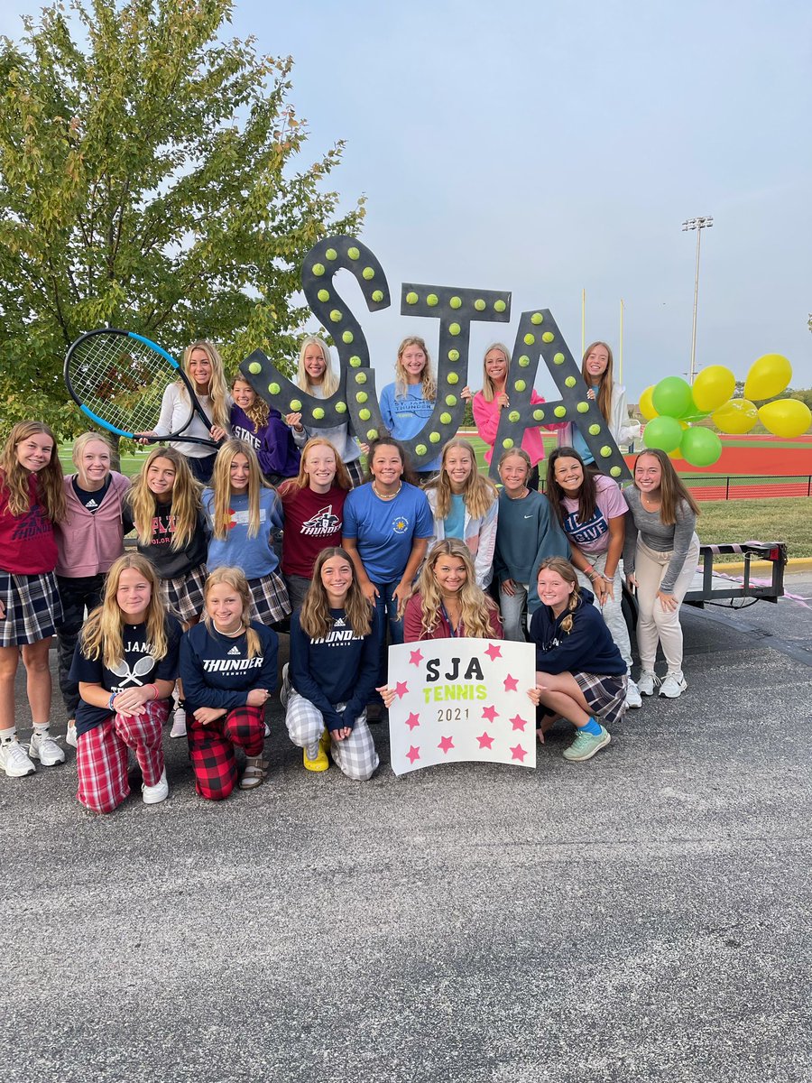 TennisSja's tweet photo. Thunder tennis team decorating the float for the homecoming parade! https://t.co/qG6Fh9qCOM