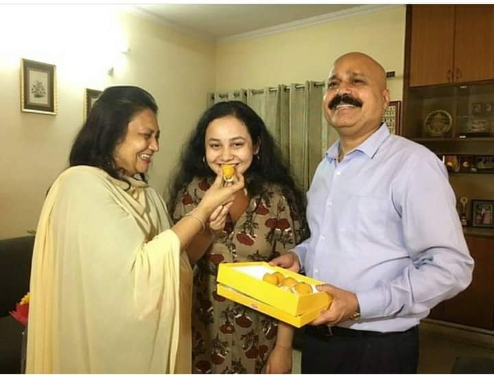 ria_dabi's tweet photo. माता पिता और बहिन के आशीर्वाद और मेहनत के साथ मैने यूपीएससी में 15 वी रैंक हासिल की है ।
#upsc @Ria_dabi #UPSCresult https://t.co/QVQjH9IPxM