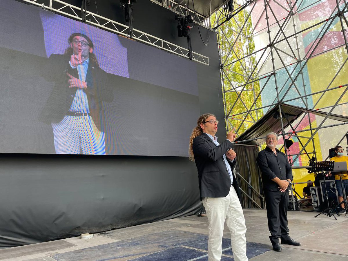 ENS_Italia's tweet photo. 🧏🧏‍♀️ BUONA GIORNATA MONDIALE DEL SORDO!🌍

GUARDA LA DIRETTA dal @Museo_MAXXI 
👉 https://t.co/EFhqgDFuCw 

🎉 Festeggia con noi usando gli hashtag #GMS2021 #IWDP #ISDL, facciamo tantissimo rumore intorno alla #sordità! https://t.co/a4nnLMoM7l