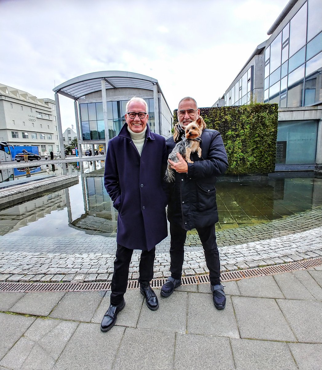 Hundurinn Ísar fylgdi frambjóðananum og maka hans á kjörstað til að tryggja að þeir kysu rétt ❤ xS 🌹