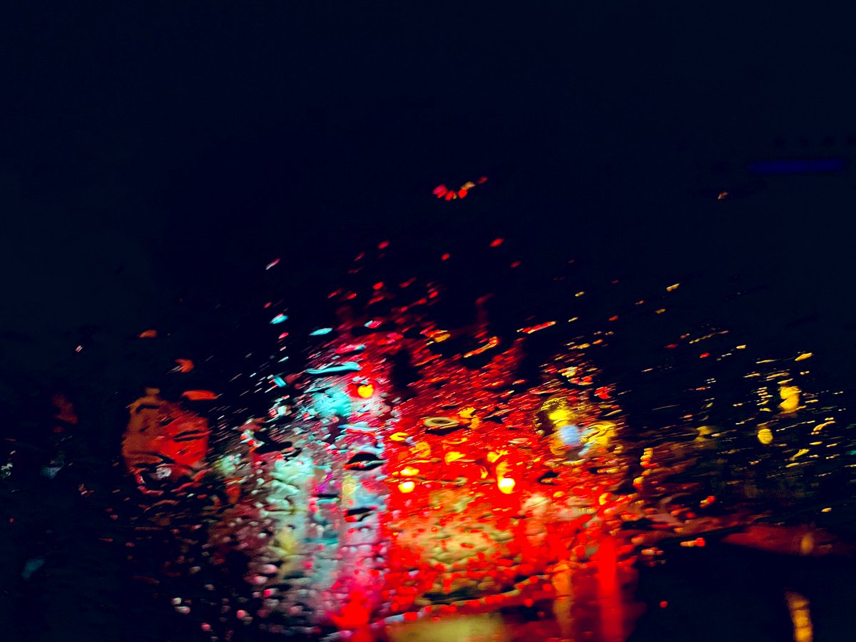 tamon_huiyong's tweet photo. 20.30 น. เชียงใหม่ฝนตกหนักมาก ⛈#RainingNight #Chiangmai @MrVop https://t.co/LFjQwE6aUj