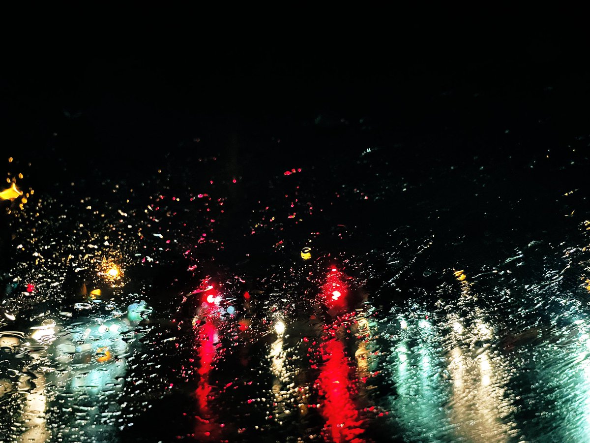 tamon_huiyong's tweet photo. 20.30 น. เชียงใหม่ฝนตกหนักมาก ⛈#RainingNight #Chiangmai @MrVop https://t.co/LFjQwE6aUj
