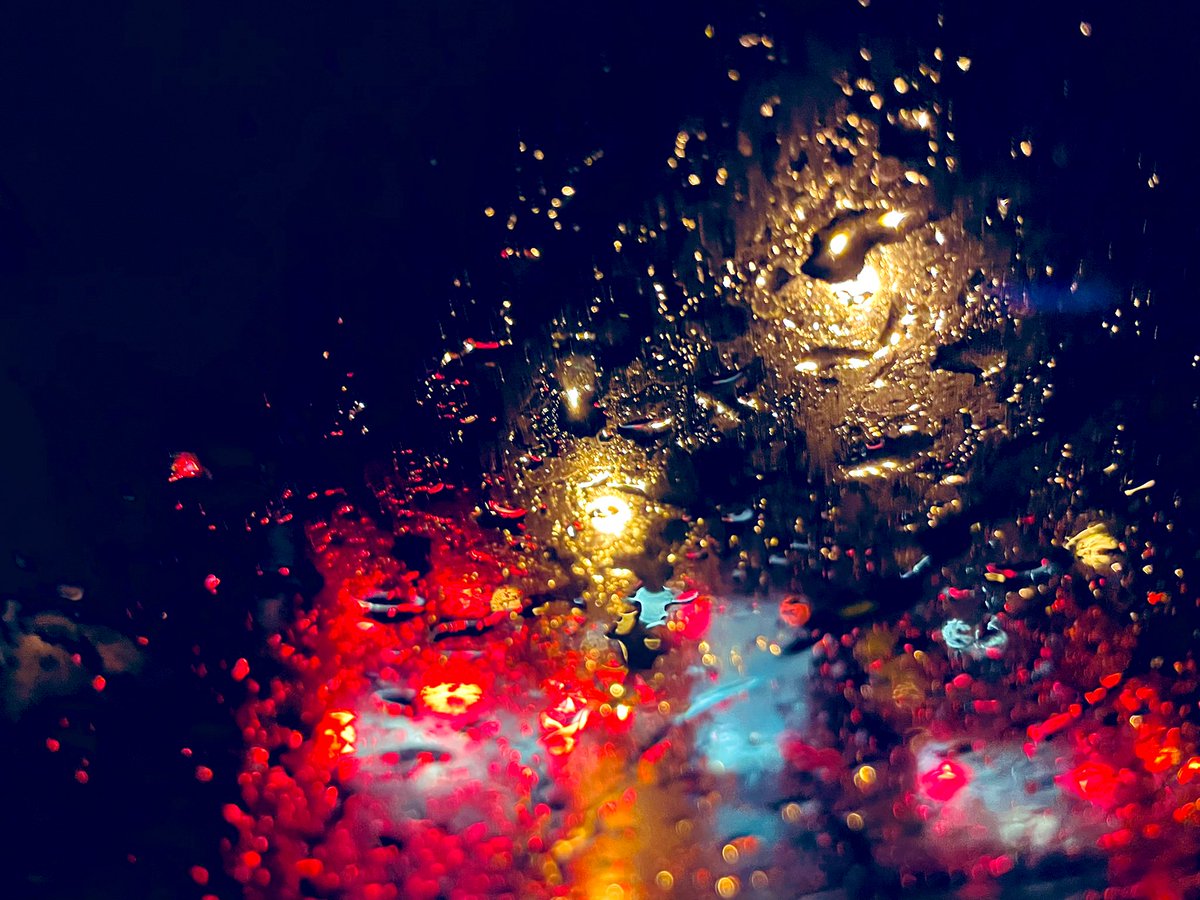 tamon_huiyong's tweet photo. 20.30 น. เชียงใหม่ฝนตกหนักมาก ⛈#RainingNight #Chiangmai @MrVop https://t.co/LFjQwE6aUj
