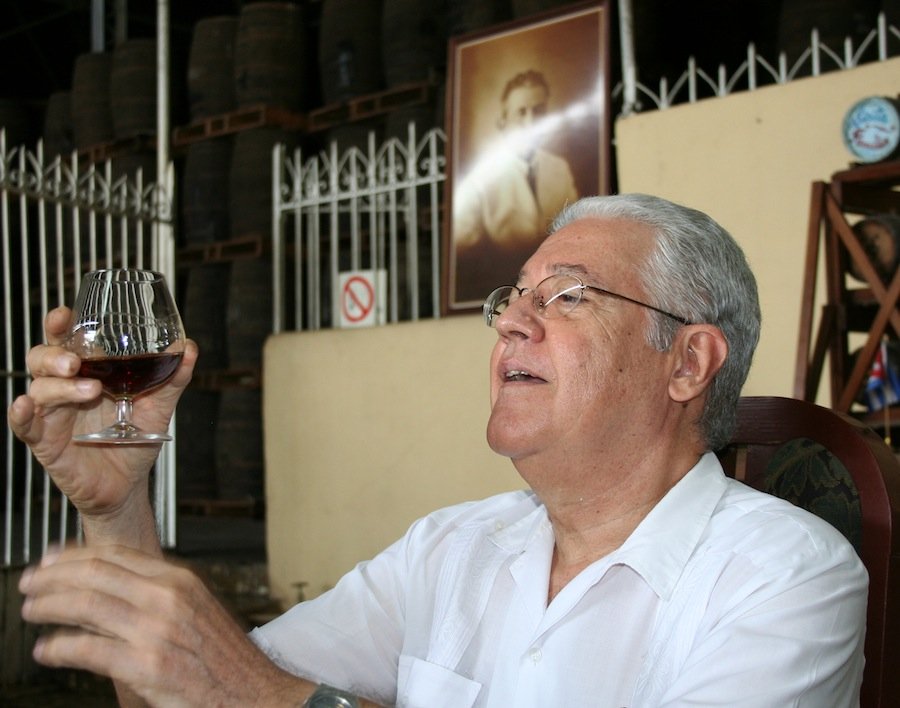 CubaRonSA's tweet photo. En #Cuba🇨🇺 los saberes de los #MaestrosRoneros son Patrimonio Cultural de la Nación. Tras el reconocimiento, el país y @CubaRonSA🇨🇺 aplican para que integren la Lista Representativa del Patrimonio Cultural Inmaterial de la Humanidad, otorgada por @UNESCO_es
👇🍸🍷🥃🇨🇺❤👇 https://t.co/CriD2sAG5w