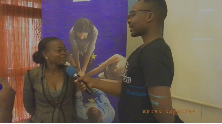 alida_eboo's tweet photo. On vient de suivre un atelier photo et surtout vidéo par @DariusDADA et Viviane Bahoken que je vais mettre en pratique dès lundi.
Interview @visartculture
#UEmeetsABC https://t.co/e0morlwmM9