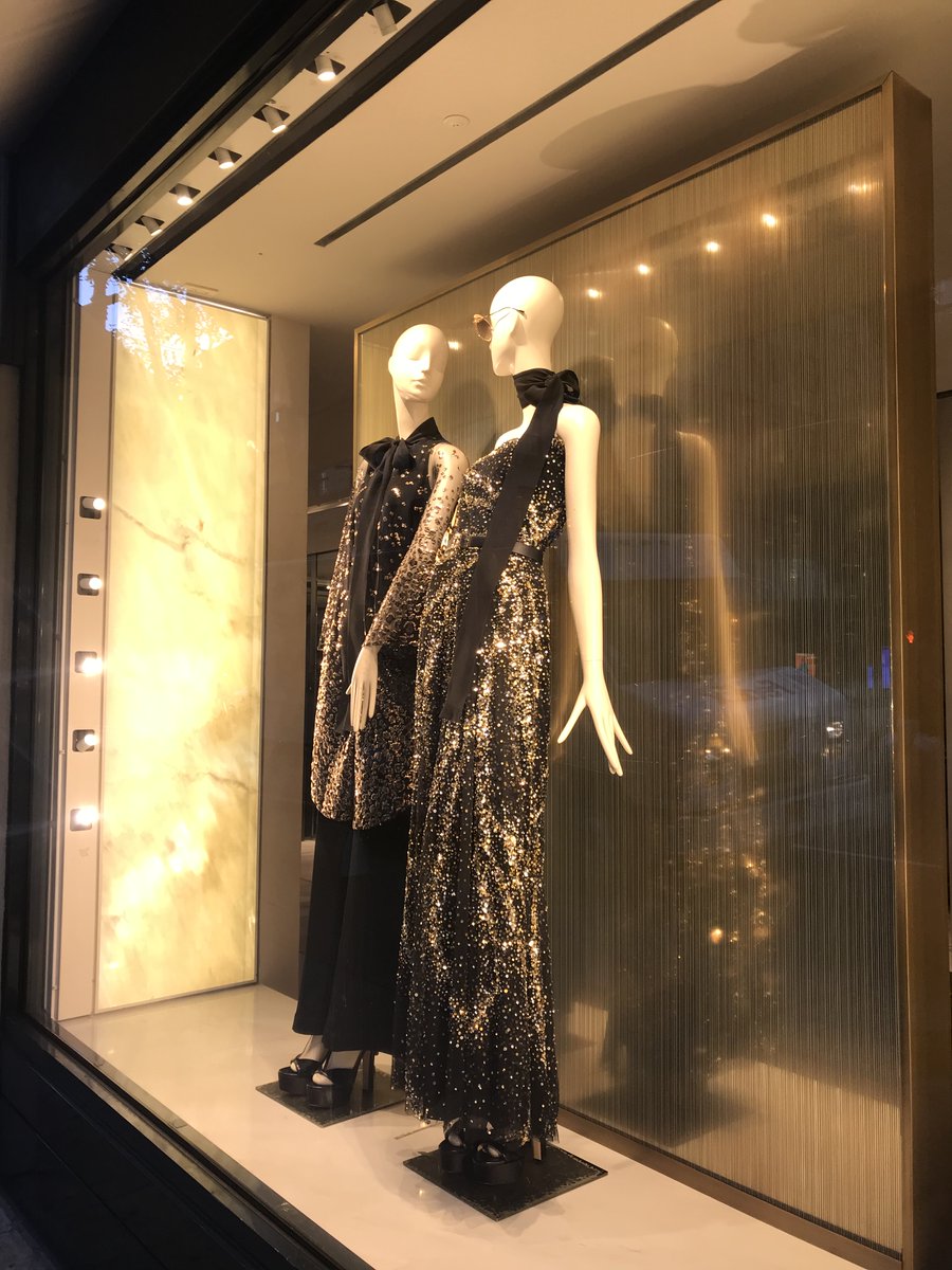 Winstonwrites's tweet photo. Twilight on Madison Avenue. Lovelies gossip in their evening sparkle. #MadisonAvenue #Writerslife #DisplayWindows @ElieSaabWorld https://t.co/dB6Fa0sq7F