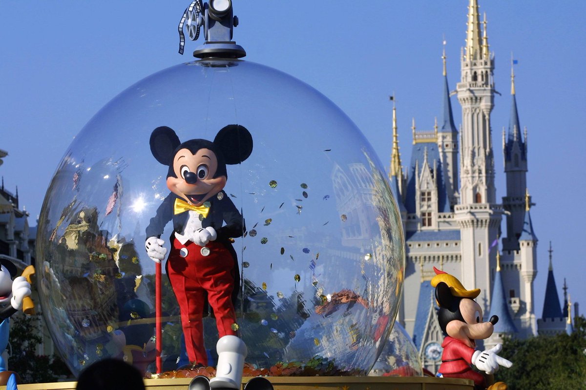 PVPhouse's tweet photo. Winter dates are almost sold out! Make your reservations today. Rent a 4/2 pool home on a lake for the cost of a single hotel room, just minutes to #DisneyWorld50 #UniversalStudiosOrlando. 
(Feb-sold out). 
#WDW #airbnb #vrbo #vacationhome #Florida #kissimmee #winter https://t.co/ykdC6XgFxW