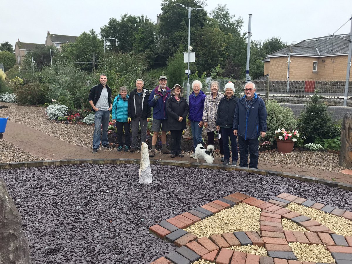 Largsorganicgdn's tweet photo. Our monthly meet up at the community garden was productive as usual. So cool to see pumpkins 🎃 growing amongst the flowers! Thanks to everyone who helped especially Chris for taking a huge bungle of weeds away in his car 😅 https://t.co/XbcS9u7lrG