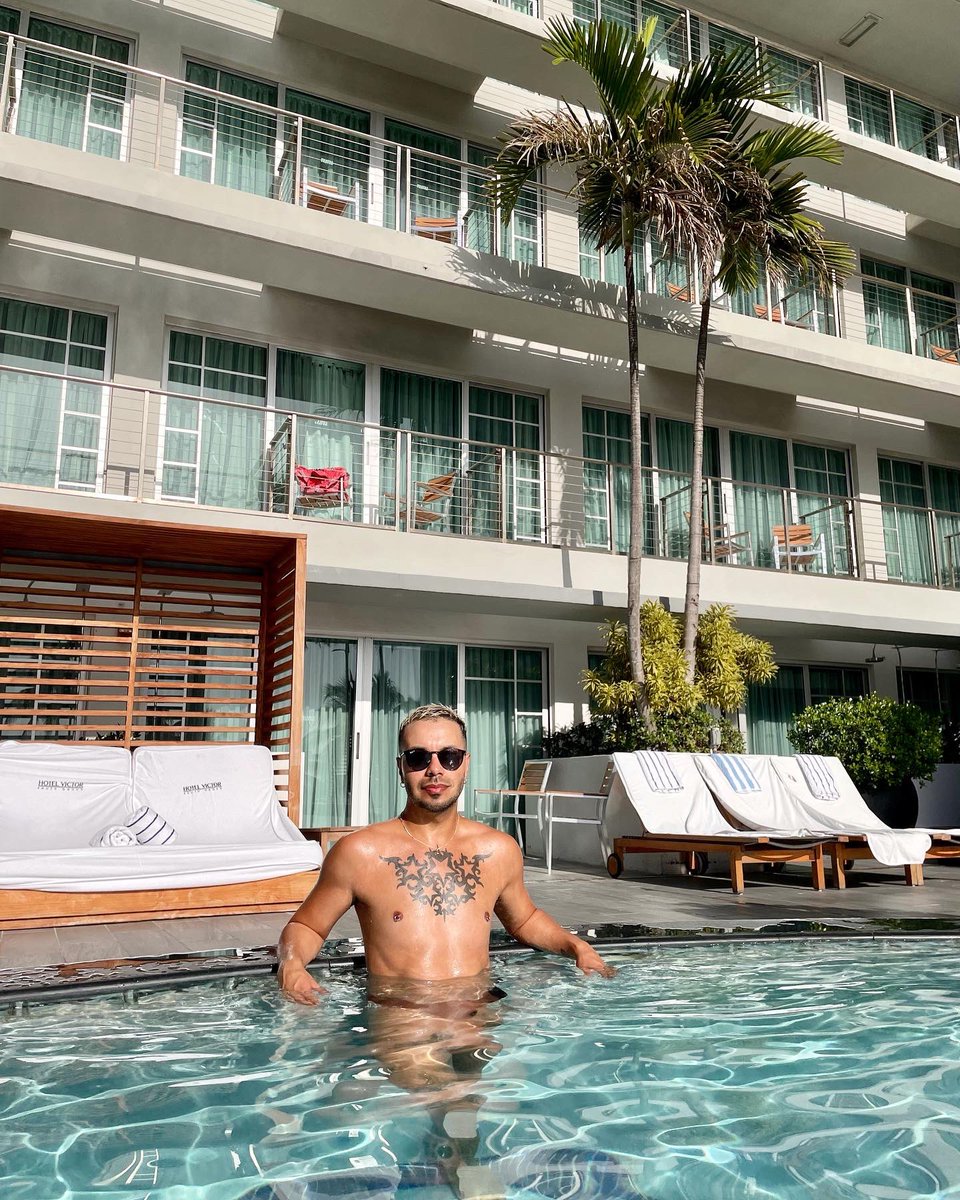 Victor_Jesse's tweet photo. 😎☀️🌴💦 #Pool #hotelvictor #maimibeach https://t.co/za33nsb6dV