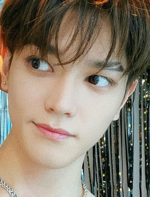 WINTER71_'s tweet photo. 태용이 코 측면에서 보면 날카롭고 오똑한데 정면에서 보면 동글동글 코뿝해주고 싶은 코야 !!! 그냥 너무너무 예뻐 https://t.co/XMCCCYYeWQ