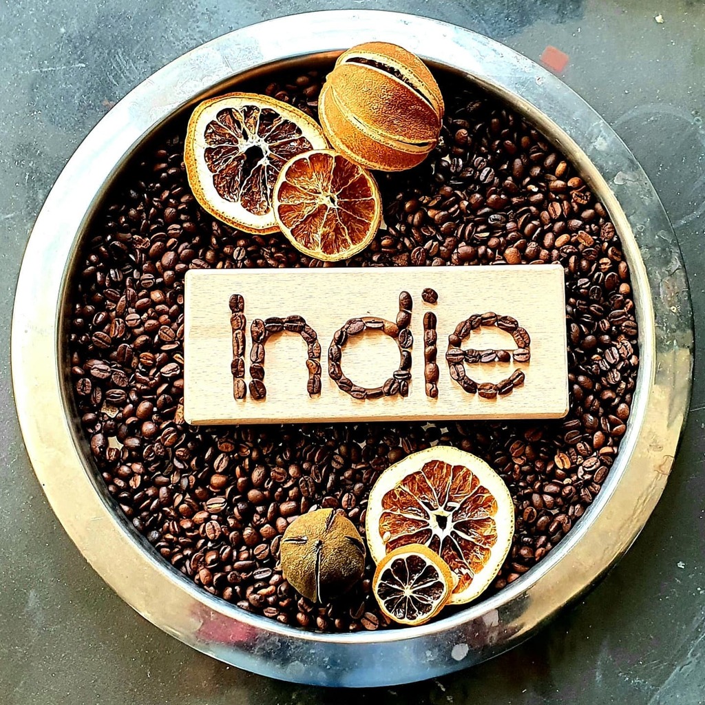 Coffee &amp; citrus 🍊
.
Simple tray to dip in and out of, all you need are some coffee beans, some citrus fruits (we use dehydrated) and something to put the beans into (we used a wooden name board) 😋 
.
Learning opportunities 
⭐ fine motor skills
⭐ lett… instagr.am/p/CUPyfuNMrEZ/