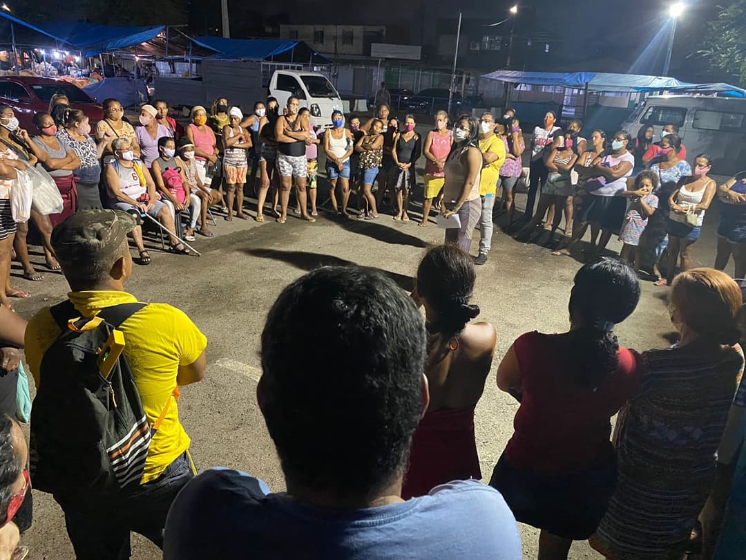 mnlmpe's tweet photo. Em reunião no início da noite de ontem(24), com as famílias da Ocupação Anastácia em Olinda, logo após a @defensoriape barrar a ação criminosa da @pref_olinda de jogar mais de 120 familias na rua em plena pandemia.

🚩MNLM-OLMP🇧🇷
#mnlmpe #mnlm #olinda #moradia #despejozero https://t.co/npN2yhz2vS