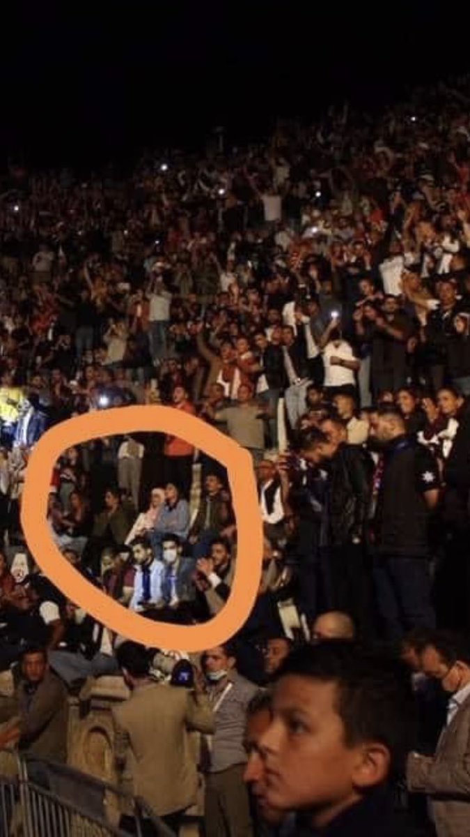 الحمدلله اخيرا شفت حدا ملتزم بمهرجان جرش  احكوا مافي تباعد هلا ولا كمامات هاد الي رافع راسنا بالتصريحات 🤣🤣🤣❤️❤️❤️