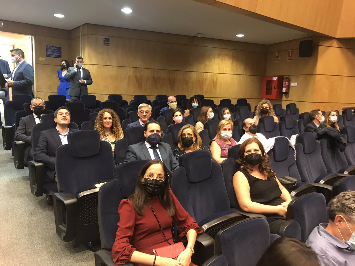 FEPEVAL's tweet image. Entrega diplomes als 24 alumnes de la 1ª promoció Curs Superior de Direcció de parcs Empresarials 🏭🏭 impartit per la @UA_Universidad amb la col.laboració d’@GVAivace @rafacliment_ @Julia_company @AlcAtalayas @ElcheParEm @polmediterraneo @entidadPTV @AsocrevaR @Asoc_Empres_Alz