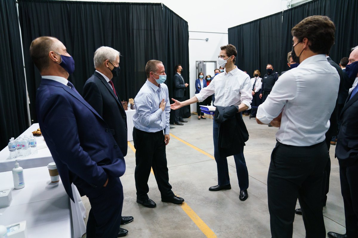 Le premier ministre Justin Trudeau, accompagné du ministre Marc Garneau, de l’ambassadeur Dominic Barton et d'autres personnes, parle avec Michael Kovrig et Michael Spavor.