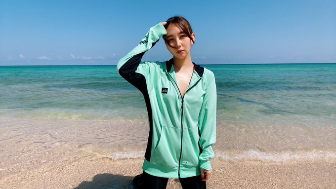 1 pic. おはよー☀うーみ🌴日焼け対策もしっかりと👙
実は、ちょこちょこ海に行きます♥
(３枚目は波で尻もちついた写真ｗ) https://t.co/wtykWi2Kb0