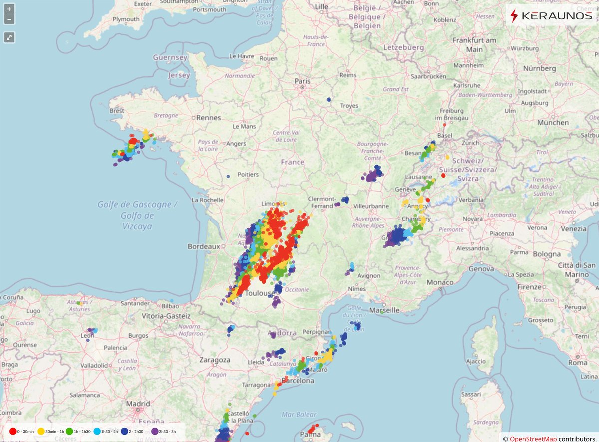  Comme prévu, l'activité orageuse est bien présente en Nouvelle-Aquitaine, ou de forts #orages se déclenchent depuis 19h. Ils sont particulièrement électrique et localement accompagnés de fortes précipitations. Carte #foudre  -> 