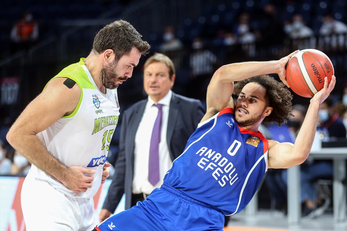 🏀 ING Basketbol Süper Ligi 1. hafta maçında Anadolu Efes, uzatmaya giden karşılaşmada Yukatel Merkezefendi Belediyesi'ni 94-93 mağlup etti.