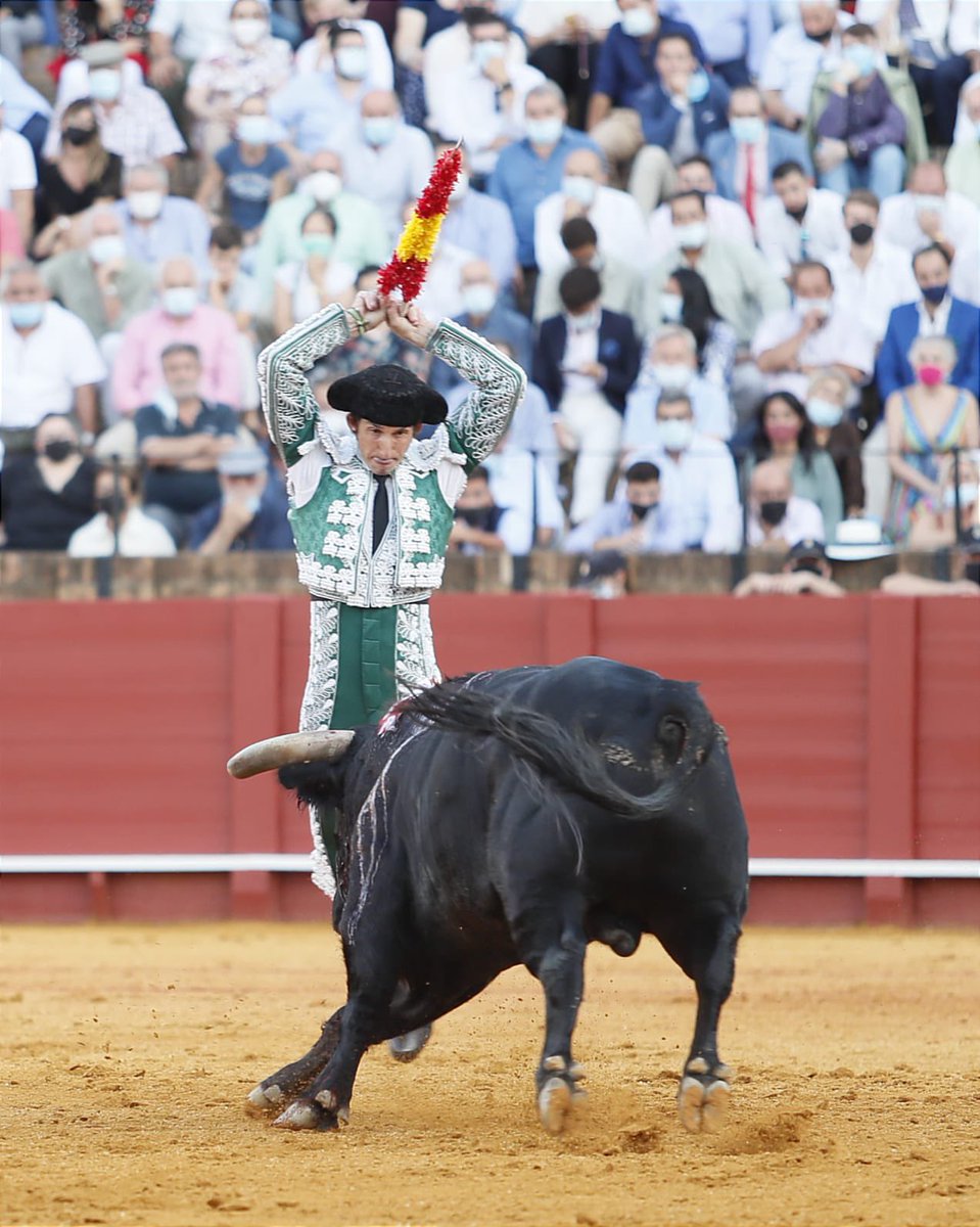 SEVILLA || Como <a href="/javierambel/">javier ambel</a> a continuación con este soberbio par de banderillas! 🔝🔝

#auténticoPerera