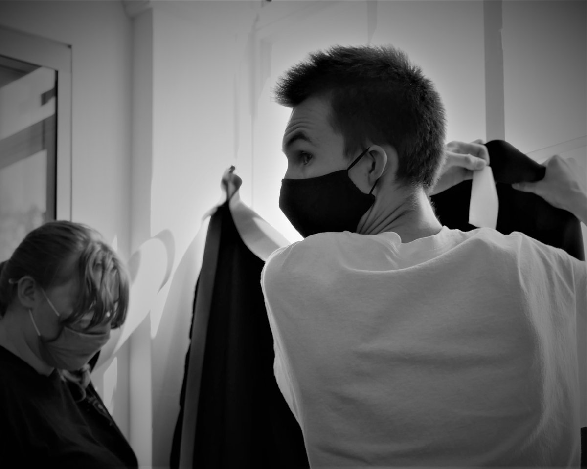 FeverProm's tweet image. Having to shoot a film set at night during the day is always challenging🎞Here we see writer Lewis Strilciw and 1st AD Ellen Read working together to put up a black out curtain.

@Official_NYFA  #BTS #shortfilm #promfever 

Follow us on all socials: linktr.ee/PromFever