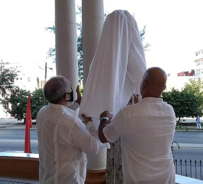 GHNordelo5's tweet photo. Donada por el escultor Andrés González, desde hoy se erige en la sede de los #CDRCuba una réplica del Martí antimperialista, develada como parte de las actividades por el #61Aniversario de la organización. #SomosDelBarrio #Cuba #PonleCorazón https://t.co/prsXfZ5Low