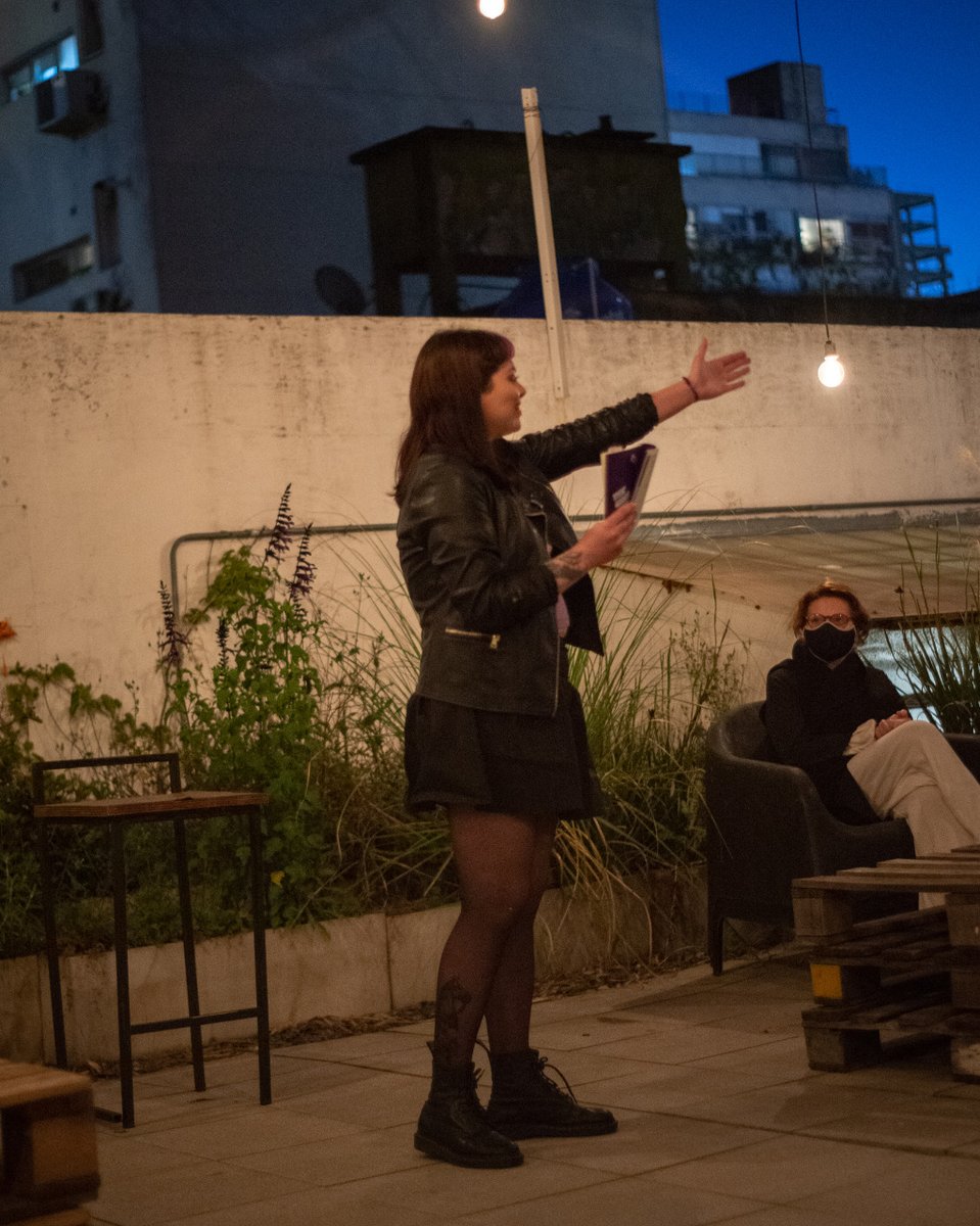 cachengue_mag's tweet photo. Ayer ocurrieron ✨cositas✨en la terraza de Huerta Coworking. De la mano de las amis  @edisruptivo celebramos el aniversario del poemario punk «La culpa ya no es tus padres» de @chapitasonica y fue hermoso👩‍🎤💜 https://t.co/2Vq0DwZ4Fn