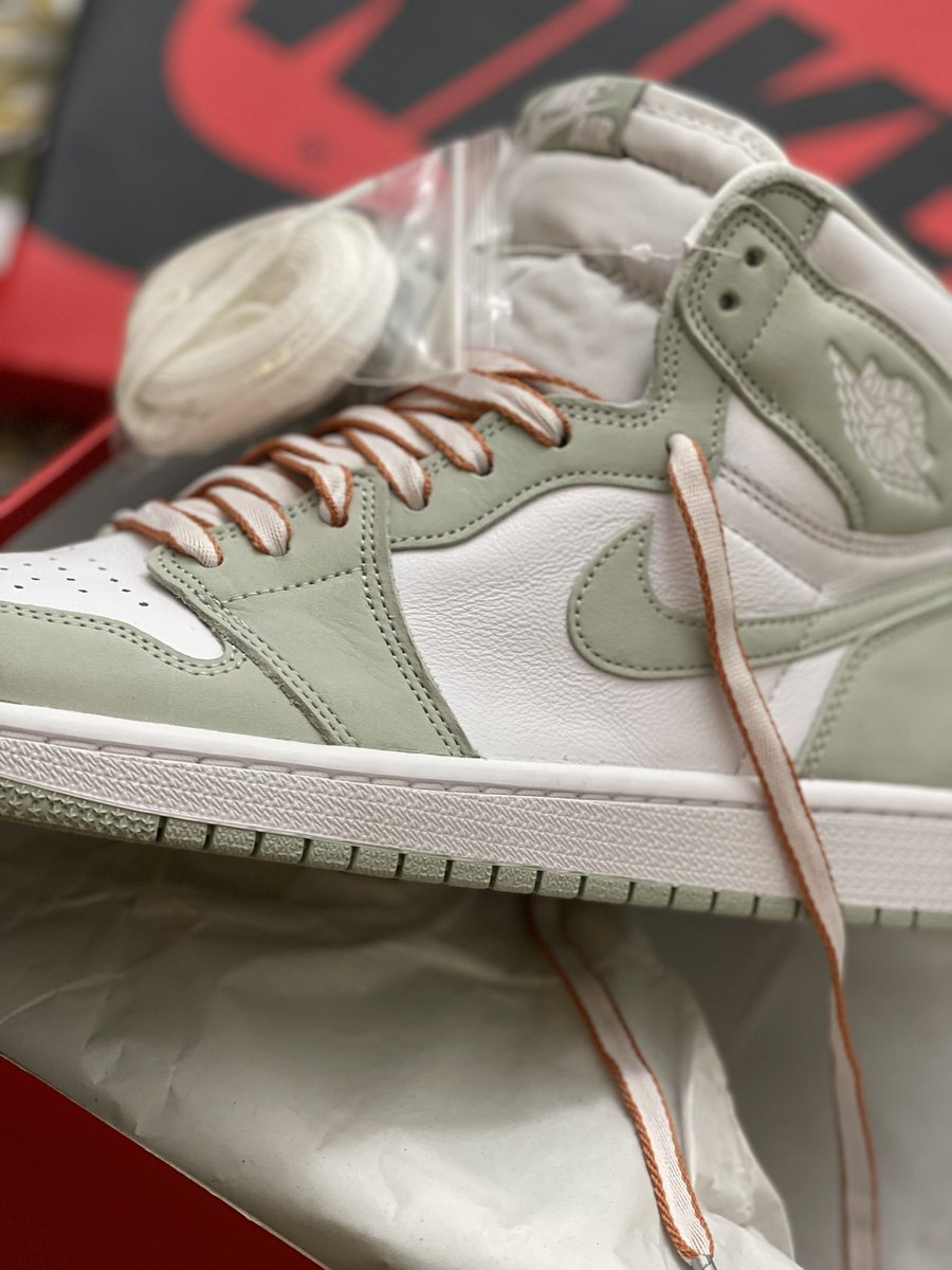 KayRozayThinks's tweet photo. Blaming @_talkswithtj for this mission! Her video sealed the deal. It is complete and I have no regrets! #aj1 #aj1seafoam https://t.co/ThC9HzVmt0