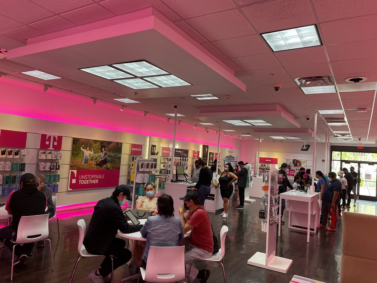 Super busy at Fremont! Customers are so happy with our iPhone 13 offers. #ForeverUpgrade #teammagenta @JacksonTingley <a href="/TracyNolan_/">Tracy E. Nolan</a> <a href="/AdrianVanHooser/">Adrian Van Hooser</a> <a href="/aimzworld/">aimz</a>