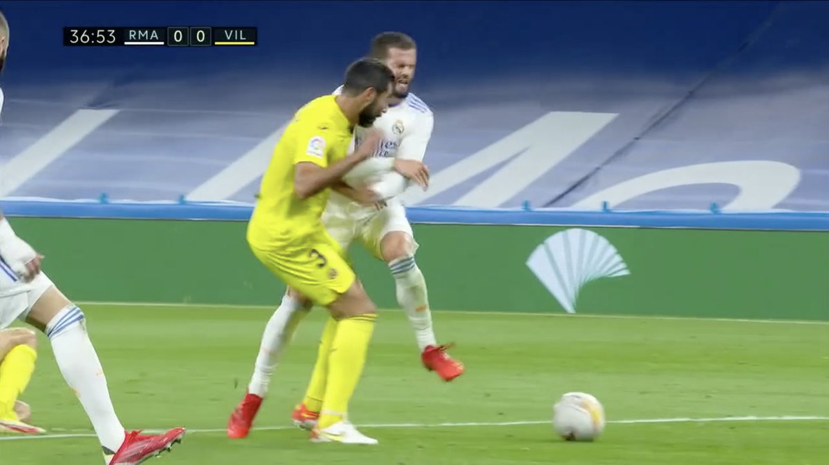AdriRM33's tweet photo. El penalti que le hacen a Nacho Fernández es como una catedral y ni el árbitro ni VAR lo han querido pitar.

Un día más en la oficina contra el Real Madrid. https://t.co/MB1COWDVOX