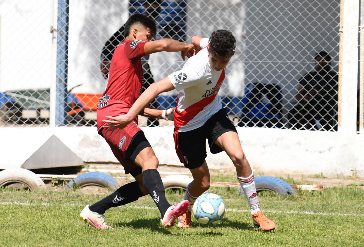 #Juveniles ⚽️ Victoria de la Cuarta División en Santiago del Estero: Central Córdoba 0 - River 3 (León Gómez, Matías Gallardo y Joaquín Panichelli).