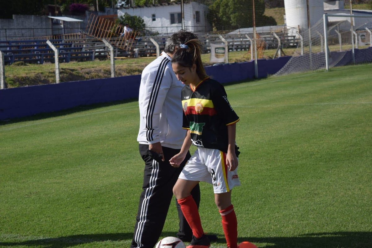 Lamentamos profundamente el fallecimiento de Melani Almeida, futbolista de nuestra institución. Nuestro pésame a familiares, amigos y a todas sus compañeras. QEPD.