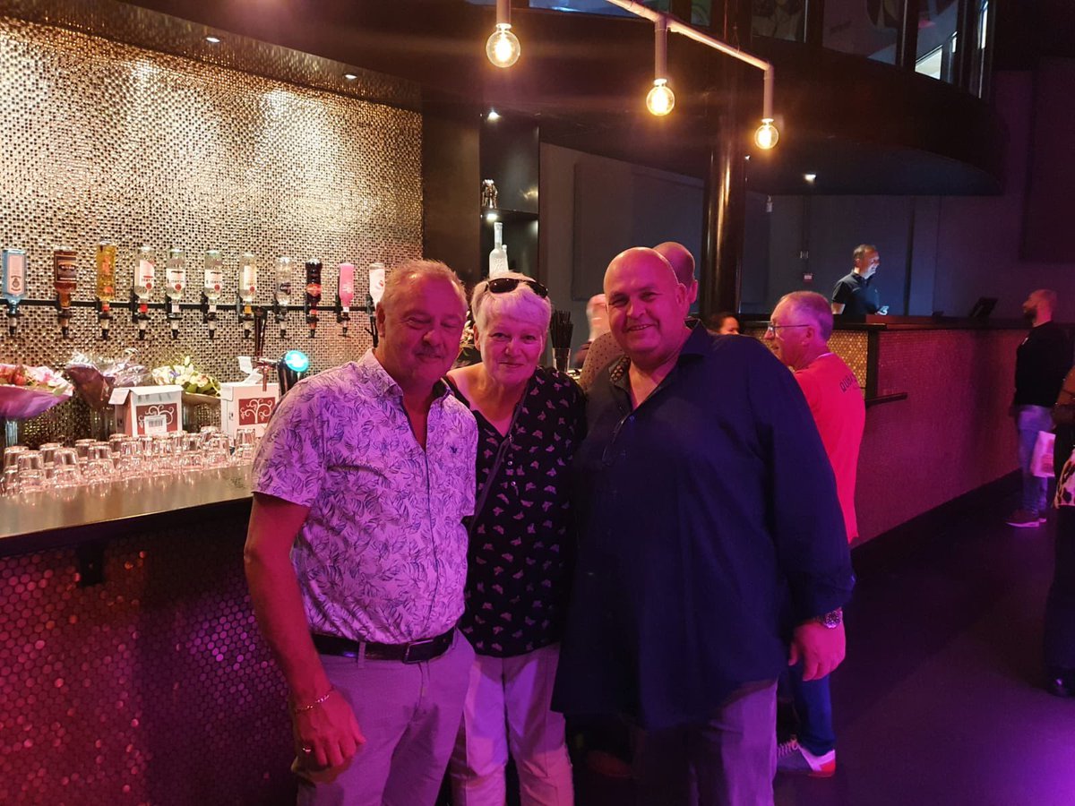 LLBWestBetuwe's tweet photo. Vandaag is de fractie van LLB aanwezig bij de grande (her) opening van club #Rodenburg in #Beesd | Wij willen het team van @clubrodenburg heel veel succes toewensen en alle bezoekers veel plezier bij de aankomende events! ๐๐ฅ๐ถ #Westbetuwe #Clubrodenburg https://t.co/K26msYiQaM