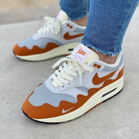 air max 1 on feet