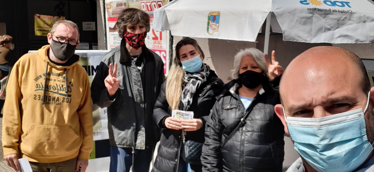 Hoy estuvimos contándole a nuestros vecinos de la Comuna 3, acerca del relanzamiento de actividades para todos y todas en nuestro local, que se habían suspendido con la #pandemia.
Seguimos cuidándonos, seguimos con vos.