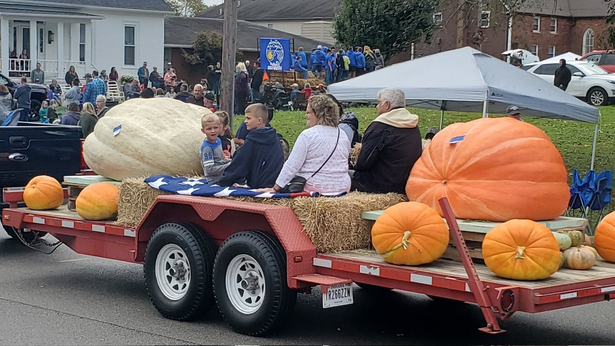 luthyr's tweet photo. Every year my hometown sees who can grow the biggest pumpkin https://t.co/REC3eea2um