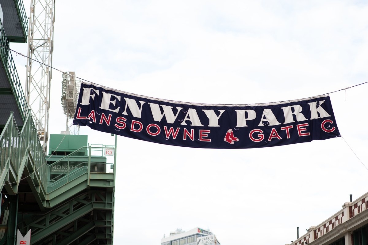 RaytheonDefen__'s tweet photo. #RaytheonDefense president Wes Kremer kicked off the morning at @fenwaypark with a few remarks about the incredible work @homebaseprogram is doing for veterans and families. #WhoDoYouRunFor #RTHB https://t.co/wwRYHUgx0D